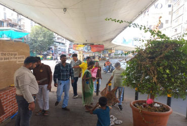 શ્રમિકોને હટાવી લારી – ગલ્લા સહિતનો સામાન કોર્પોરેશને જપ્ત કર્યો | The corporation seized the lorry …