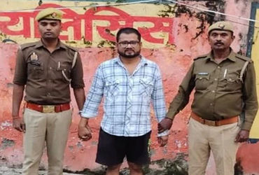 ઉત્તર પ્રદેશના આઝમગઢમાં બેન્કકર્મીની શરમજનક હરકત, યુવકના ચહેરો પર મૂતર્યો, વીડિયો વાઈરલ | Bank emplo…