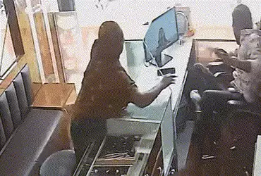 રાણીપના જ્વેલર્સે આંખમાં મરચું નાખનાર મહિલાને લાફા માર્યા, લૂંટનો પ્રયાસ કે અંગત અદાવત? રહસ્ય અકબંધ …