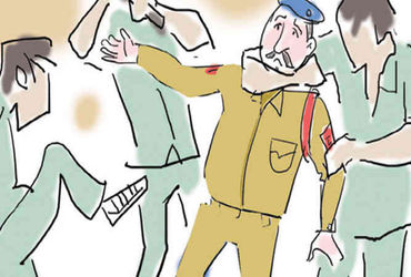 ચાવડીગેટમાં દારૂ પકડવા ગયેલી પોલીસ ઉપર ટોળાનો હુમલો, એસીડ એટેકનો પ્રયાસ | Mob attacks police who wen…