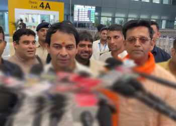 VIDEO: તેજ પ્રતાપ ભાજપ સાંસદ સાથે જોવા મળતા રાજકારણ ગરમાયું, NDAમાં જોડાય શકે તેવી ચર્ચા શરૂ | Tej P…
