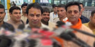 VIDEO: તેજ પ્રતાપ ભાજપ સાંસદ સાથે જોવા મળતા રાજકારણ ગરમાયું, NDAમાં જોડાય શકે તેવી ચર્ચા શરૂ | Tej P…