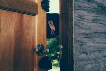 લાલપુર નજીક મેઘપરમાં રહેતા પર પ્રાંતિય યુવાનના ધોળે દહાડે બંધ રહેલા મકાનમાંથી રૂપિયા બે લાખની ચોરી થ…