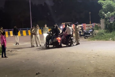 પોલીસની ટીમોએ નવલખી મેદાનમાં ત્રણ નાકા બ્લોક કરી આકસ્મિક ચેકિંગ કર્યુ | Police teams conducted a sur…