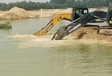 ફુલવાડી ગામ પાસે ઓરસંગ નદીમાં રાત્રે ચાલતું ગેરકાયદે રેતીખનન એસ્કેવેટર અને પાંચ ડમ્પરો કબજે કરાયા | …