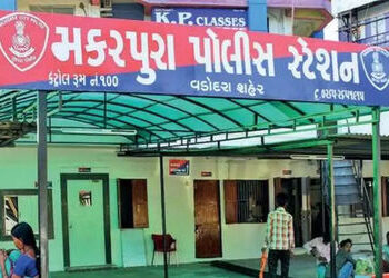 ચોથા માળે ધાર ઉપર બેઠેલા સગીરનો વીડિયો વાયરલ થતાં પોલીસે કાર્યવાહી કરી | Police take action after vi…