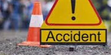 બાઇક સવાર દંપતીને કાર ચાલકે ટક્કર મારતા પત્નીનું મોત | Wife died after car hits bike riding couple