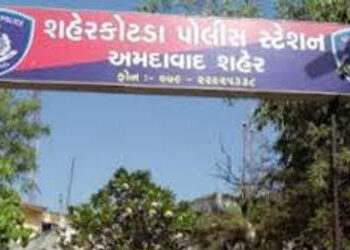 ચાલુ ટ્રેનમાં મહિલાના રૃા. ૧૬૪ લાખના પર્સની ચોરી | Rs non ewe train 164 lakh ra soläni seni ewe trai…