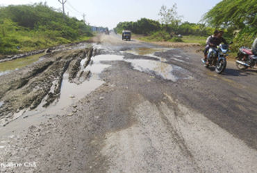 રાજુલા નજીક લોઠપુરથી કોવાયા રોડ પર માત્ર 8 કિ.મી.ના અંતરમાં ઠેર-ઠેર બબ્બે ફૂટ ઊંડા ખાડા અકસ્માતને આમ…