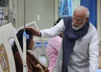 ભુતાનથી પાછા આવી PM મોદી દિલ્હી કાર બ્લાસ્ટના પીડિતોને મળવા LNJP હૉસ્પિટલ પહોંચ્યા | pm modi visits …