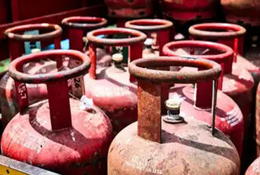 જામનગરના દરેડ વિસ્તારમાં રાંધણ ગેસના બાટલામાંથી ગેરકાયદે ગેસ રિફિલિંગનું કારસ્તાન એસ.ઓ.જી.એ પકડી પાડ…