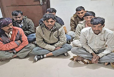 ચોટીલાના અકાળા ગામમાંથી જુગારધામ ઝડપાયું, સાત ઝડપાયા | Gambling den busted in Akala village of Choti…