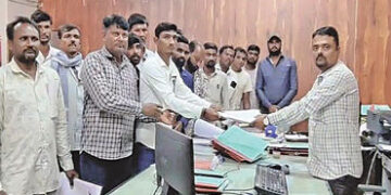 કંકાવટીમાં પાવરગ્રીડ વળતર ચુકવ્યા વગર કામ કરતી હોવાનો આક્ષેપ | Allegations that Power Grid is operat…