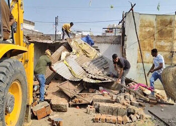વડોદરાના ગોરવા વિસ્તારમાં કાચા-પાકા મકાનોના દબાણો દૂર કરાયા | encroachment of houses removed in Gorw…