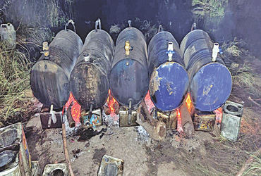 મુળીના ભવાનીગઢમાંથી દેશી દારૂની ભઠ્ઠી ઝડપાઇ, બુટલેગર ફરાર | Country liquor factory seized from Bhawa…