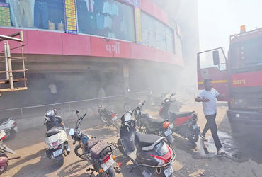 નડિયાદના વર્ગો કોમ્પ્લેક્સના ભોયરામાં ઈલેક્ટ્રોનિક્સના ગોડાઉનમાં આગ | Fire breaks out in electronics…