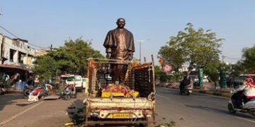 વડોદરાના પૂર્વ વિભાગના કિશનવાડી ચાર રસ્તા પર સરદાર વલ્લભભાઈની પ્રતિમાને ટેમ્પોમાં રઝળતી મૂકી દેવાતા …