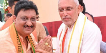 છોટાઉદેપુરમાં તિરંગા યાત્રા બાદ ભાજપના વરિષ્ઠ નેતા મુકેશ પટેલનું હાર્ટ એટેકથી નિધન | Veteran BJP lea…