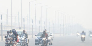દિલ્હીમાં ગેસ ચેમ્બર જેવી હાલત, AQI 400 પાર, NCR સુધી ઝેરીલો સ્મોગ છવાતા સ્થિતિ ચિંતાજનક | Toxic Smo…