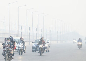 દિલ્હીમાં ગેસ ચેમ્બર જેવી હાલત,  AQI 400 પાર, NCR સુધી ઝેરીલો સ્મોગ છવાતા સ્થિતિ ચિંતાજનક