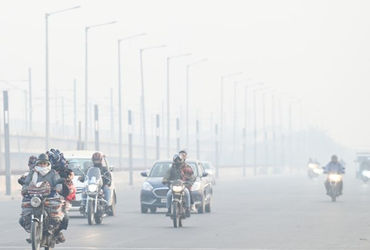 દિલ્હીમાં ગેસ ચેમ્બર જેવી હાલત, AQI 400 પાર, NCR સુધી ઝેરીલો સ્મોગ છવાતા સ્થિતિ ચિંતાજનક