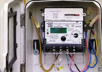 વડોદરામાં સ્માર્ટ મીટરનું ભૂત ફરી ધૂણ્યું : દંતેશ્વરમાં સ્માર્ટ મીટર લગાવતા લોકોનો હોબાળો | Uproar a…