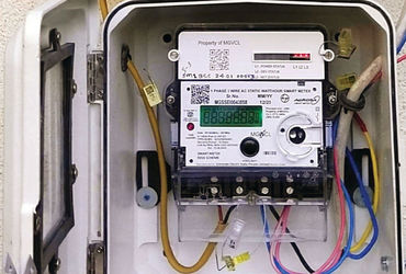 વડોદરામાં સ્માર્ટ મીટરનું ભૂત ફરી ધૂણ્યું : દંતેશ્વરમાં સ્માર્ટ મીટર લગાવતા લોકોનો હોબાળો | Uproar a…