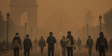 દિલ્હીની સ્કૂલોમાં બાળકોની રમત-ગમત બંધ, ઝેરી હવાને કારણે ગેસ ચેમ્બર જેવી હાલત | Delhi Pollution: Gov…