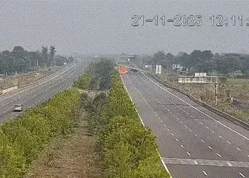 દિલ્હી-મુંબઈ એક્સપ્રેસ વે પર ભયાનક અકસ્માત: ટેન્કર થાંભલા સાથે ટકરાતા ડ્રાઇવર જીવતો ભૂંજાયો | delhi …