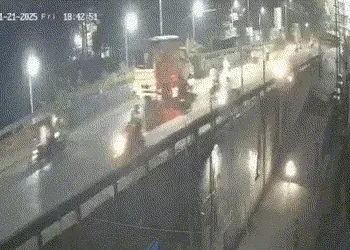 VIDEO: મહારાષ્ટ્રના થાણેમાં કરુણાંતિકા, બેફામ કારે અનેક વાહનો ફંગોળી નાખ્યા, 4 લોકોના મોત | Four Dea…