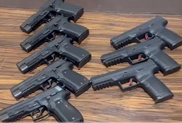 દિલ્હીમાં હથિયાર સપ્લાયના ઈન્ટરનેશનલ રેકેટનો ભાંડાફોડ, લોરેન્સ-બમ્બીહા ગેંગને સપ્લાય થવાનો હતો | Del…