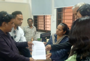 2002ની મતદાર યાદીમાં ઘણાના નામ નથી, લોકો ફોર્મ ભરવાનું ટાળે છે | teachers in vadodara protest agains…