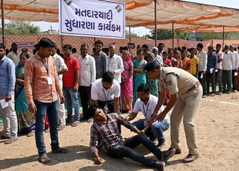 વડોદરા: મતદારયાદી સુધારણા કેમ્પમાં 2 કલાકથી લાઈનમાં ઉભેલો યુવક ખેંચ આવતાં ઢળી પડ્યો, માથામાં ગંભીર ઈ…