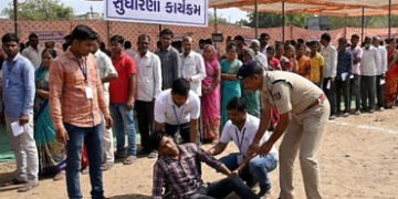 વડોદરા: મતદારયાદી સુધારણા કેમ્પમાં 2 કલાકથી લાઈનમાં ઉભેલો યુવક ખેંચ આવતાં ઢળી પડ્યો, માથામાં ગંભીર ઈ…