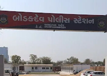 અમદાવાદના સોલા બ્રિજ નજીક પરિણીતાએ પુત્ર સાથે ટ્રેન હેઠળ પડતું મૂકી કર્યો આપઘાત, પતિ-સાસરિયા સામે ફર…
