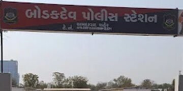 અમદાવાદના સોલા બ્રિજ નજીક પરિણીતાએ પુત્ર સાથે ટ્રેન હેઠળ પડતું મૂકી કર્યો આપઘાત, પતિ-સાસરિયા સામે ફર…