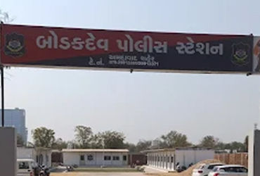 અમદાવાદના સોલા બ્રિજ નજીક પરિણીતાએ પુત્ર સાથે ટ્રેન હેઠળ પડતું મૂકી કર્યો આપઘાત, પતિ-સાસરિયા સામે ફર…