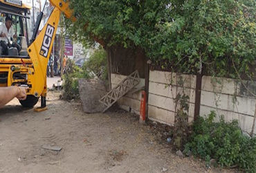 વડોદરા શહેરમાં બે મકાનની 150 ફૂટ જેટલી લાંબી કમ્પાઉન્ડ વોલ તોડી રસ્તા ખુલ્લા કરાયા | Roads were open…