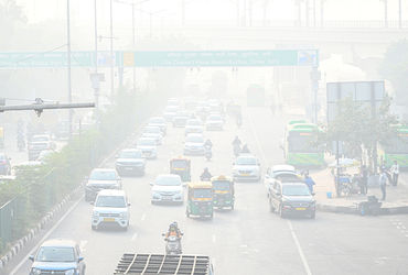 દિલ્હીમાં સરકારી અને પ્રાઇવેટ ઑફિસોમાં 50% સ્ટાફને વર્ક ફ્રોમ હોમના આદેશ, વધતાં પ્રદૂષણના કારણે નિર્…