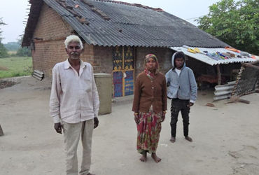 પંચમહાલના વરિયાલ ગામે 50 વર્ષથી રહેતા વૃદ્ધ દંપતનીના ઘરને સીલ કરાયું, ગેરકાયદે કબજો હોવાથી તંત્રની ક…