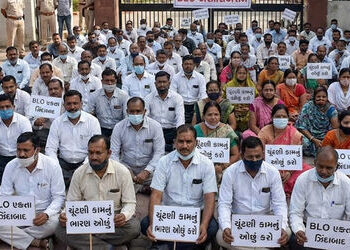 અમદાવાદમાં 200થી વધુ BLO ધરણા પર, ચૂંટણી કામગીરી સામે રોષ, અધિકારીઓ દ્વારા નોટિસની ધમકી | ahmedabad …