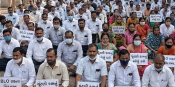 અમદાવાદમાં 200થી વધુ BLO ધરણા પર, ચૂંટણી કામગીરી સામે રોષ, અધિકારીઓ દ્વારા નોટિસની ધમકી | ahmedabad …