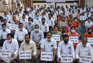 અમદાવાદમાં 200થી વધુ BLO ધરણા પર, ચૂંટણી કામગીરી સામે રોષ, અધિકારીઓ દ્વારા નોટિસની ધમકી | ahmedabad …