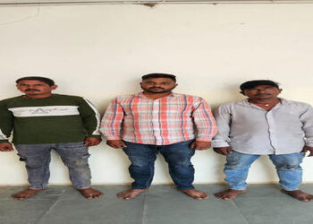 જાલમપુરા ગામમાં જુગાર રમતા 3 શખ્સ ઝડપાયા, 4 ફરાર | 3 people caught gambling in Jalampura village 4 a…
