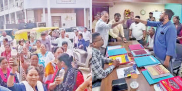 કરમસદ-આણંદ મનપામાં ગટરના પ્રશ્નો મામલે નાગરિકોનો હલ્લાબોલ | Citizens’ uproar over sewage issues in K…