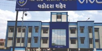 વડોદરામાં પોલીસનો સ્વાંગ રચી છેતરપિંડી કરતા દંપતી સામે ગુનો દાખલ | Case registered against couple fo…