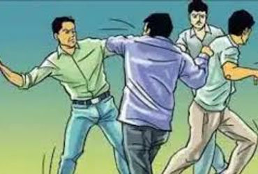 વિદ્યાર્થીઓ વચ્ચે ઝઘડો થયા પછી વાલીઓ વચ્ચે મારામારી | Fight between parents after a fight between st…