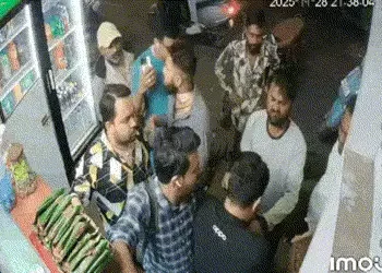 VIDEO: અમદાવાદમાં અસામાજિક તત્ત્વોની ગુંડાગીરીના CCTV: વાડજમાં પાન પાર્લર પર ગ્રાહકને કાચની બોટલ માર…
