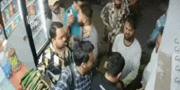VIDEO: અમદાવાદમાં અસામાજિક તત્ત્વોની ગુંડાગીરીના CCTV: વાડજમાં પાન પાર્લર પર ગ્રાહકને કાચની બોટલ માર…