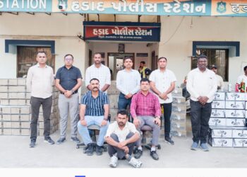 હડાદ – પોશીના ચાર રસ્તા પાસે થી ભારતીય બનાવટ નો વિદેશી દારૂ ભરી લઈ જતો ટ્રક ઝડપી પાડતી LCB બનાસકાંઠા…